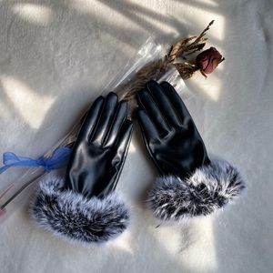 Black fluffy gloves